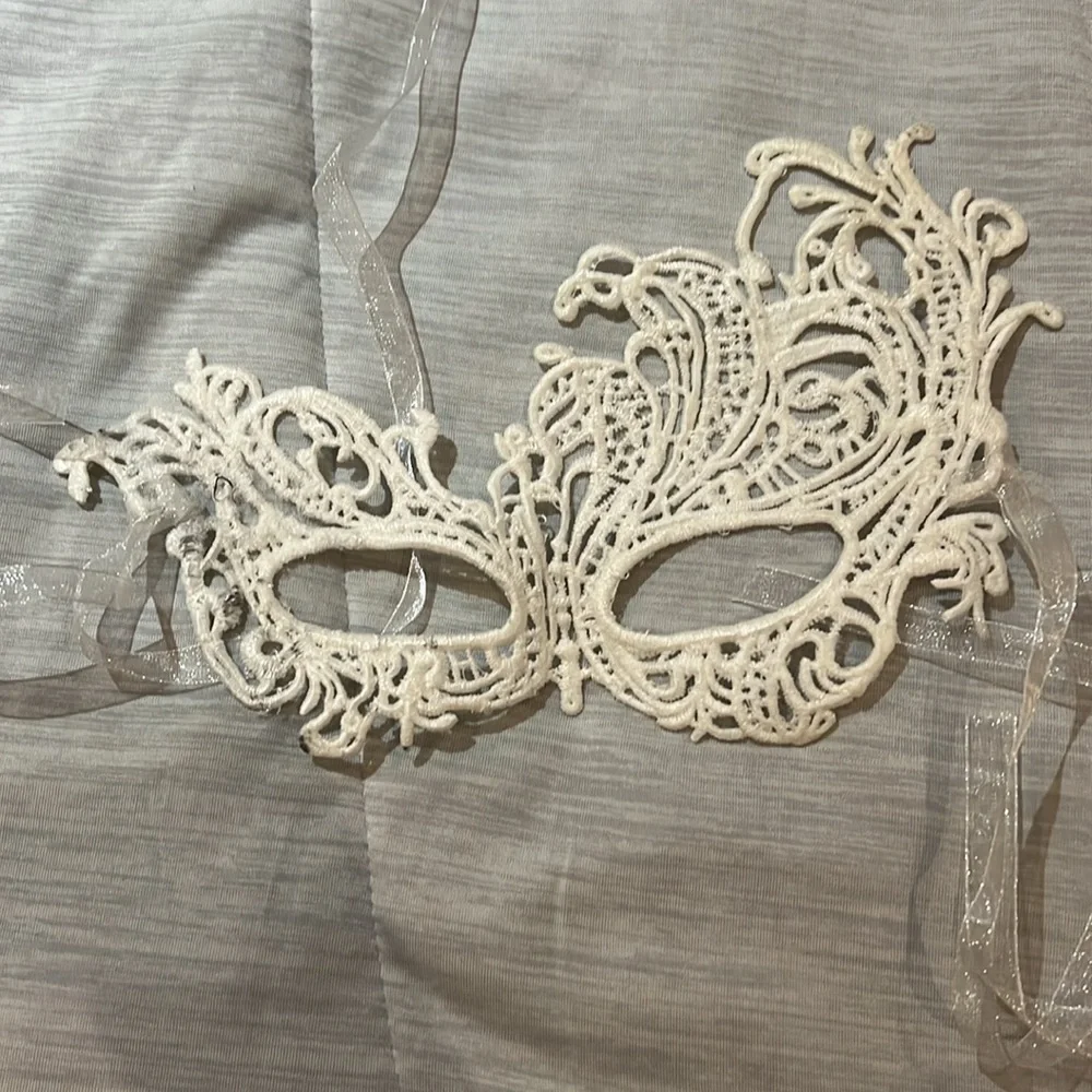 Sexy lace masquerade mask NWT